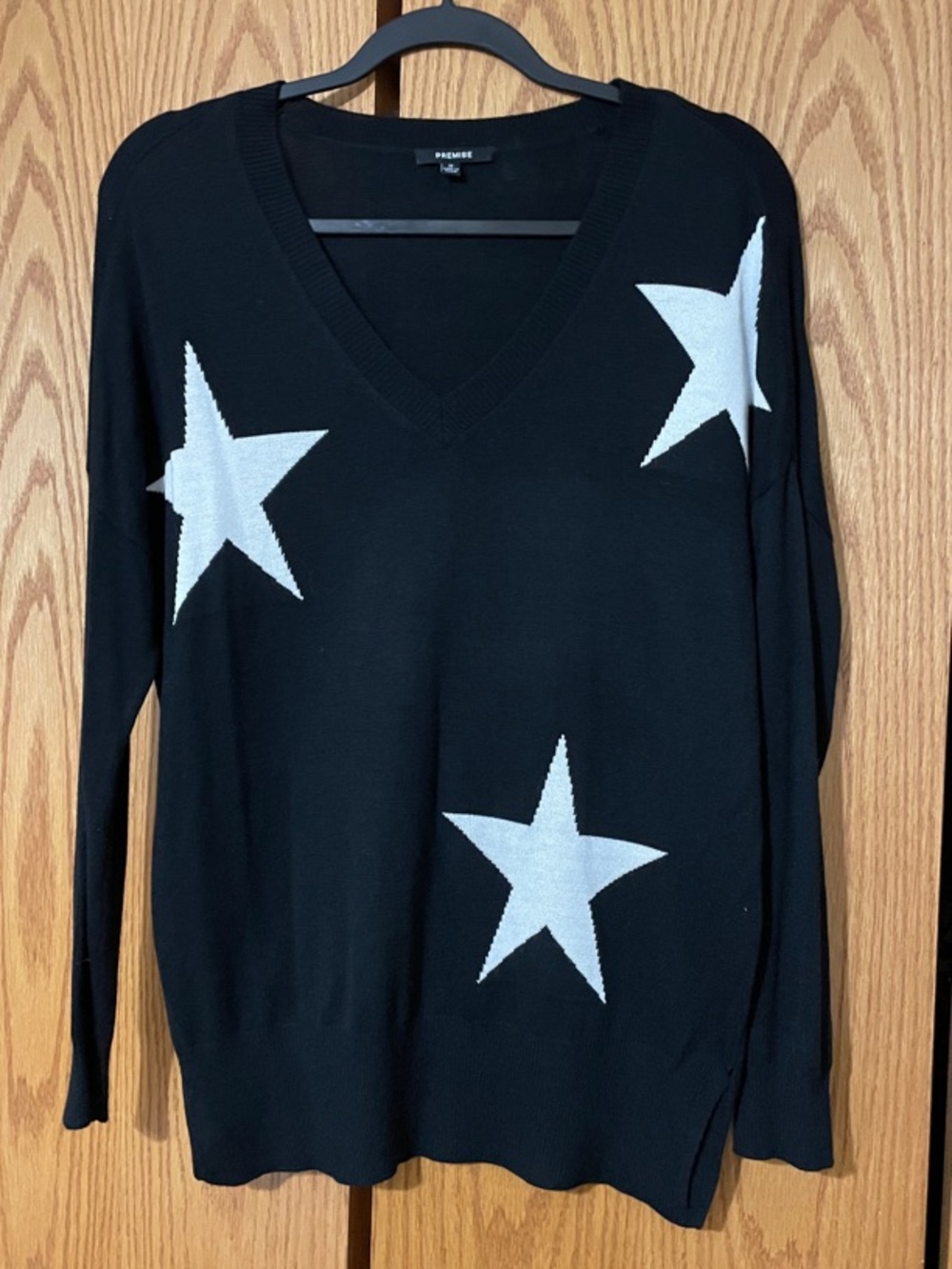 🎉LAST CHANCE 🎉Black V-Neck Sweater with White Star Accents